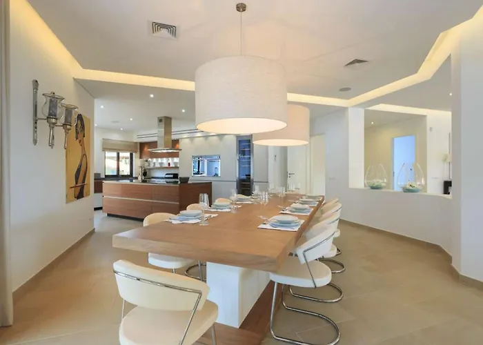 Contemporary Vilamoura Stunning Open Plan Design Azure Elegance 奎特里拉