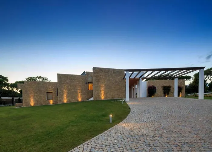 Contemporary Vilamoura Stunning Open Plan Design Azure Elegance 别墅