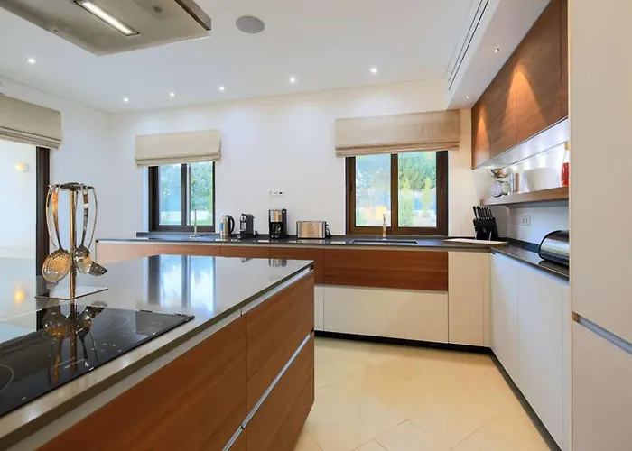 Contemporary Vilamoura Stunning Open Plan Design Azure Elegance 奎特里拉