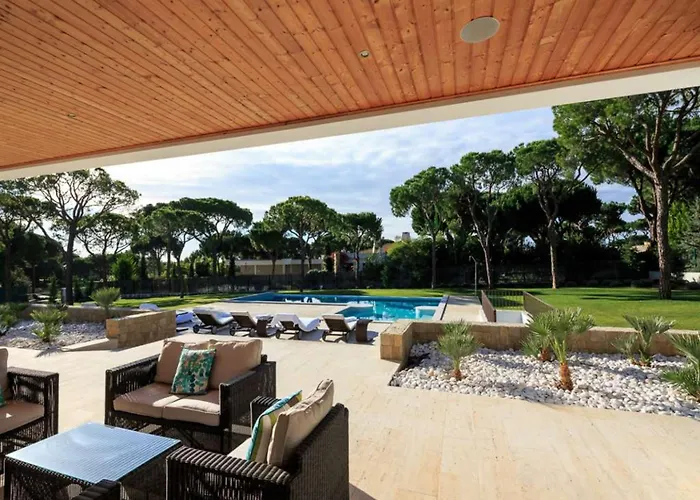 Contemporary Vilamoura Stunning Open Plan Design Azure Elegance 别墅