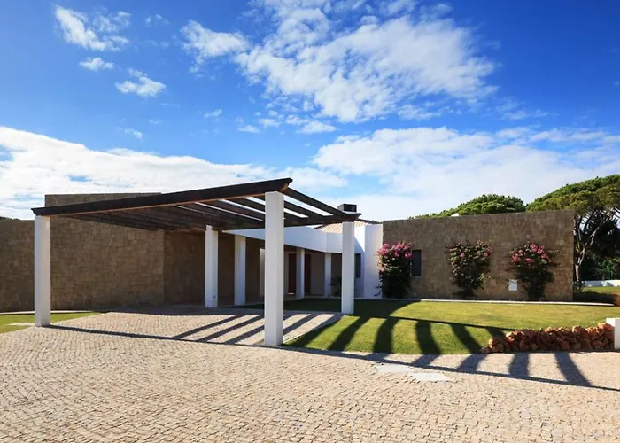 Contemporary Vilamoura Stunning Open Plan Design Azure Elegance 别墅